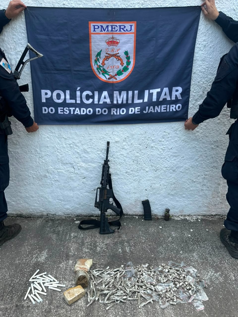 Com a ajuda do Disque Denúncia, PMs do 7° BPM apreendem fuzil, granada e drogas em São Gonçalo
